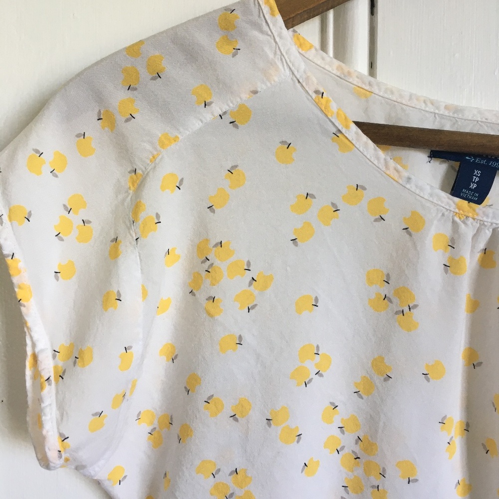 3/$20 Old Navy Apple Print Top XS